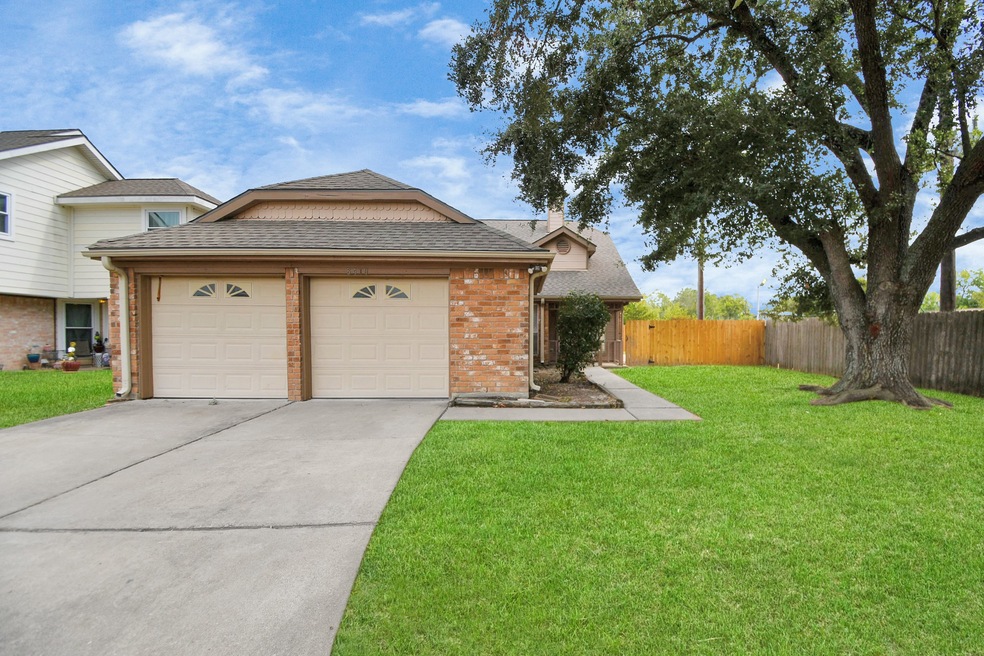 8410 Scenic Green Dr, Houston, TX 77088 - photo 1
