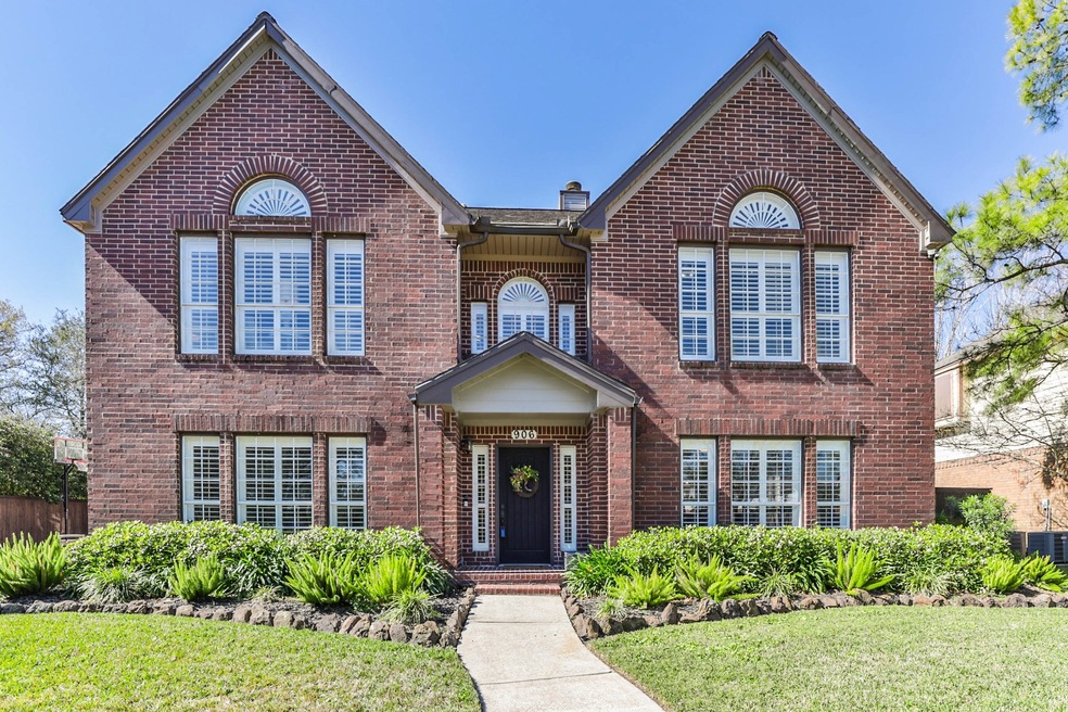 Welcome to 906 Applewood Drive in the heart of Friendswood.