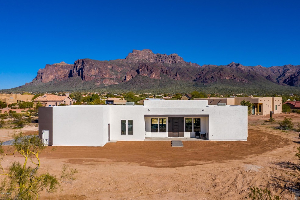 5017EBroadwayAve-1