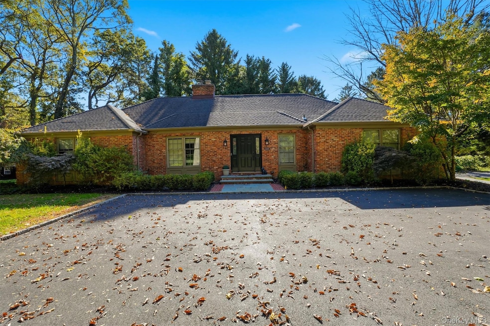 1120 Cove Edge Rd, Syosset, NY 11791 - photo 1