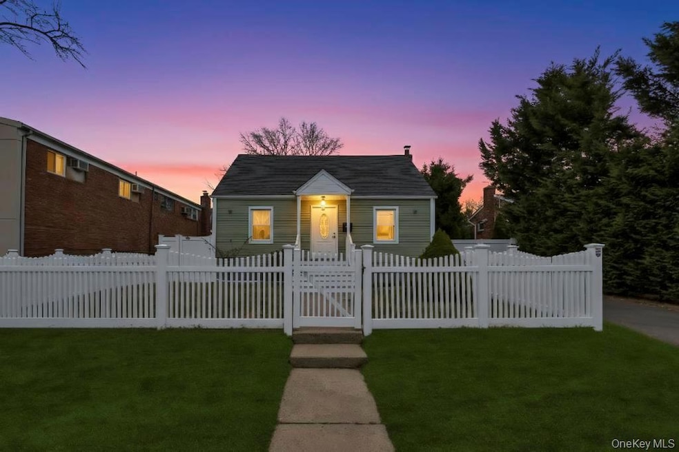 847 N Clinton Ave, Lindenhurst, NY 11757 - photo 1