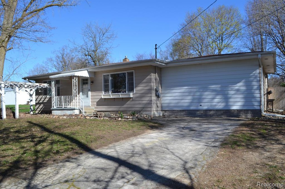 10240 Hill Rd, Swartz Creek, MI 48473 - photo 1