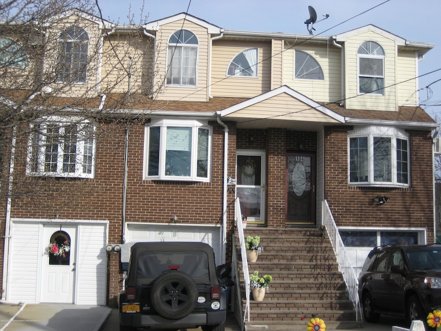 102 N Railroad Ave, Staten Island, NY 10304 - photo 1