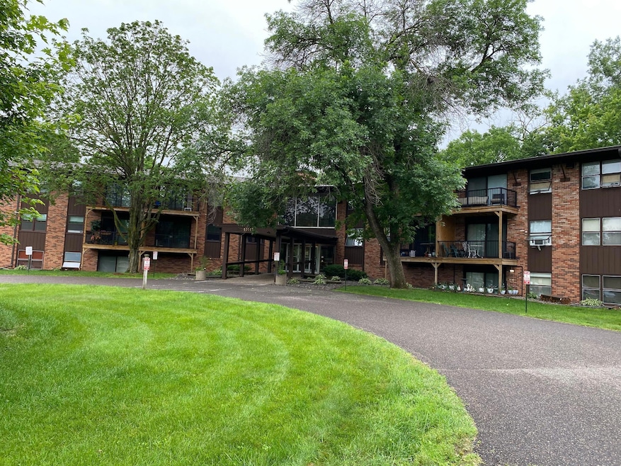 Oakridge Manor unit 335, Hopkins, MN 55305 - photo 1