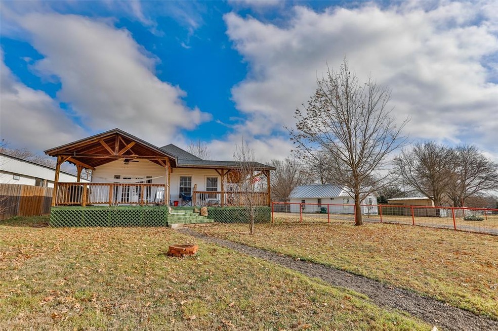 1905 Rice Ave, Gainesville, TX 76240 - photo 1