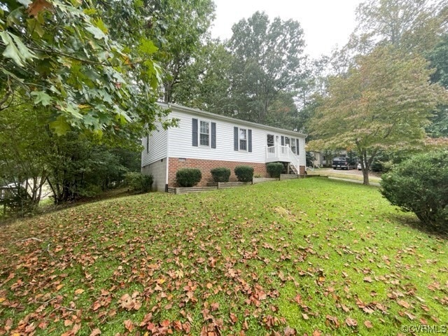 View of front facade featuring a front lawn
