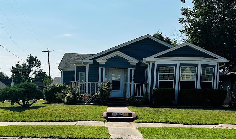 Bungalow with a front yard