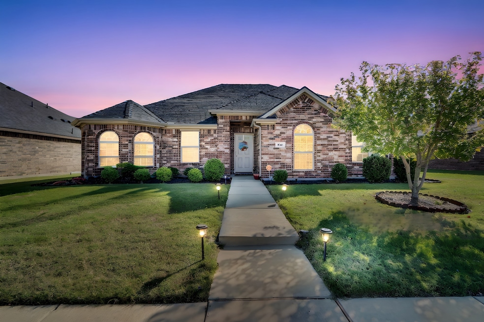 542 Meadowlake Dr, Waxahachie, TX 75165 - photo 1