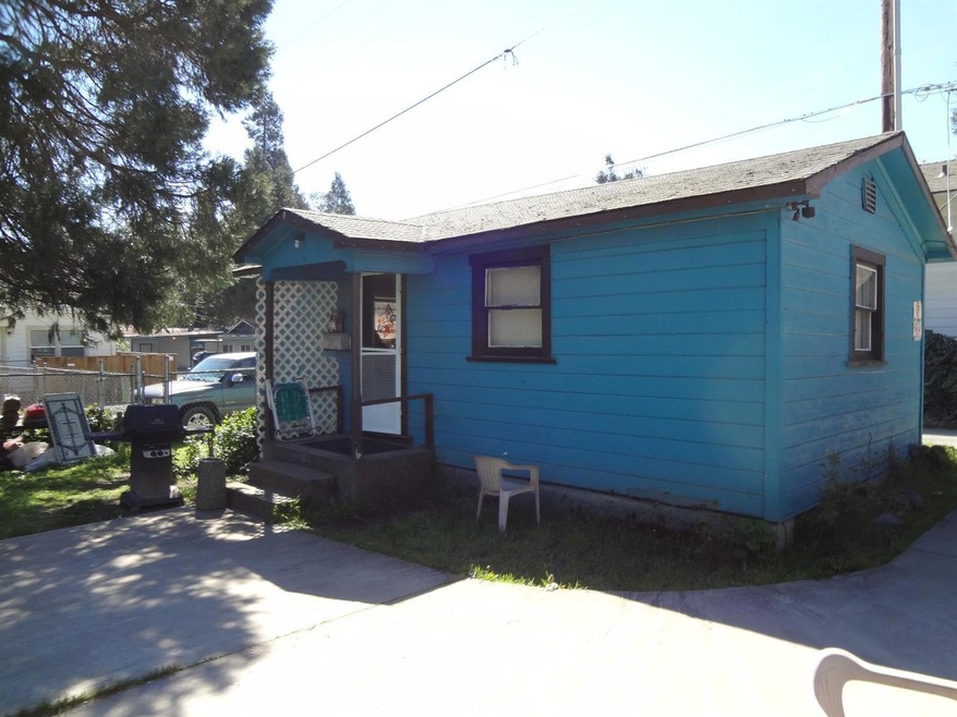 543 NW C St, Grants Pass, OR 97526 - photo 1