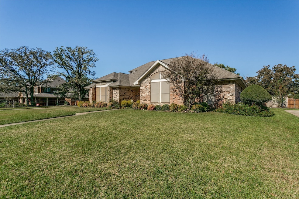 7301 Londonderry Dr, North Richland Hills, TX 76182 - photo 1