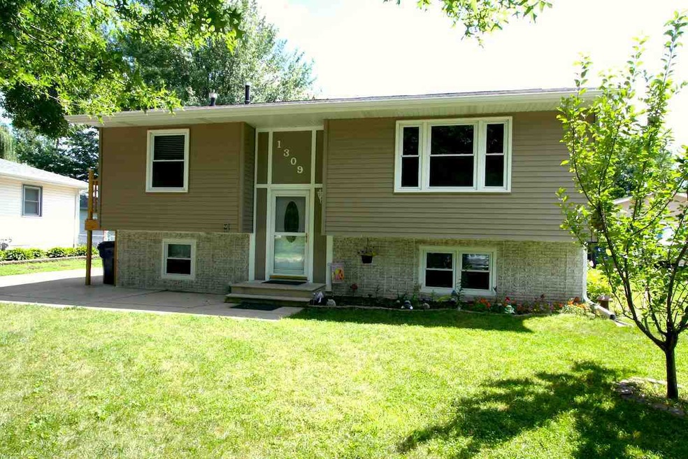1309 Edgewood Dr, Waterloo, IA 50701 - photo 1