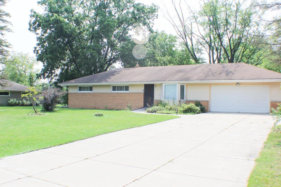 N78W16081 Carl Ross Dr, Menomonee Falls, WI 53051 - photo 1