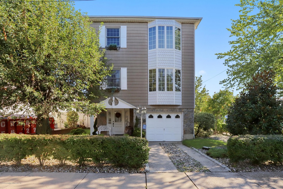 385 Montreal Ave, Staten Island, NY 10306 - photo 1