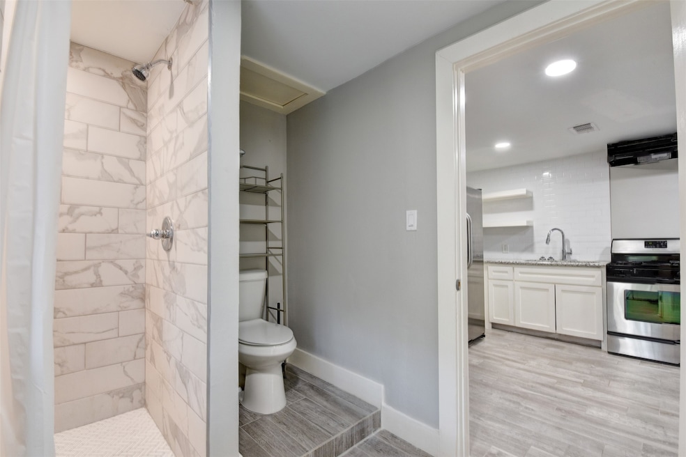 1118 King St unit B, Houston, TX 77022 - photo 1