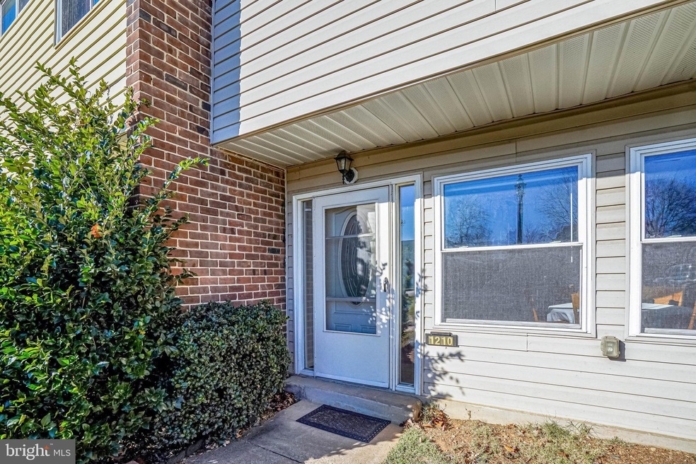 1210 Magnolia Ln, Herndon, VA 20170 - photo 1