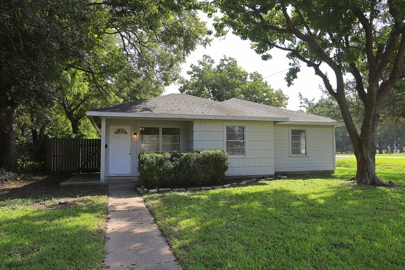 201 Mclemore Dr, Alvin, TX 77511 - photo 1