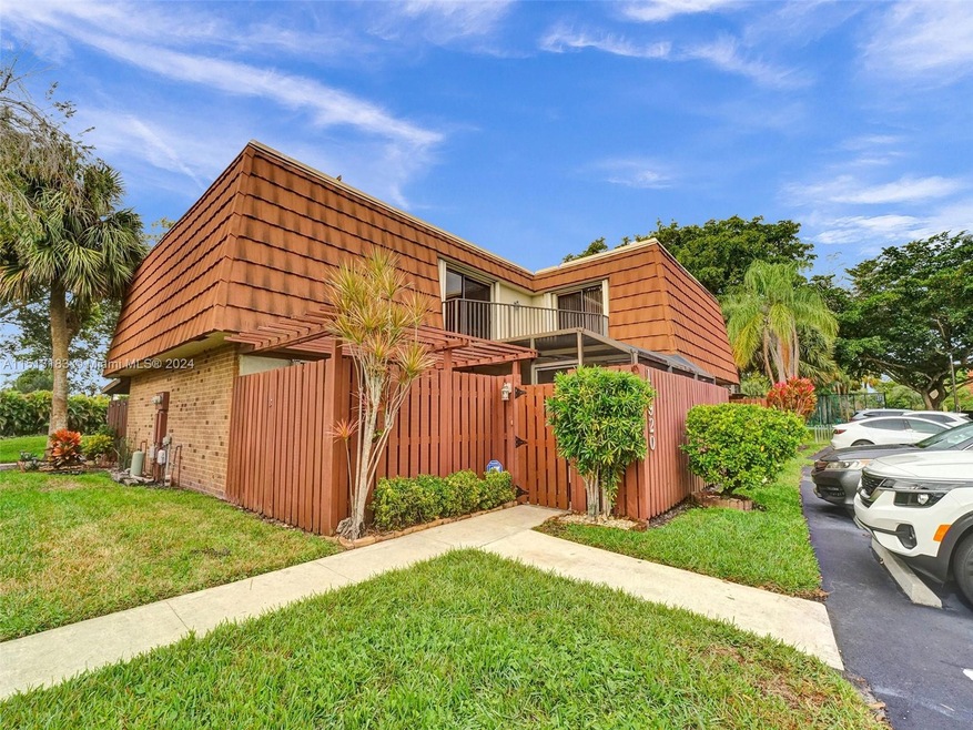 Beautiful corner unit with enclosed front patio