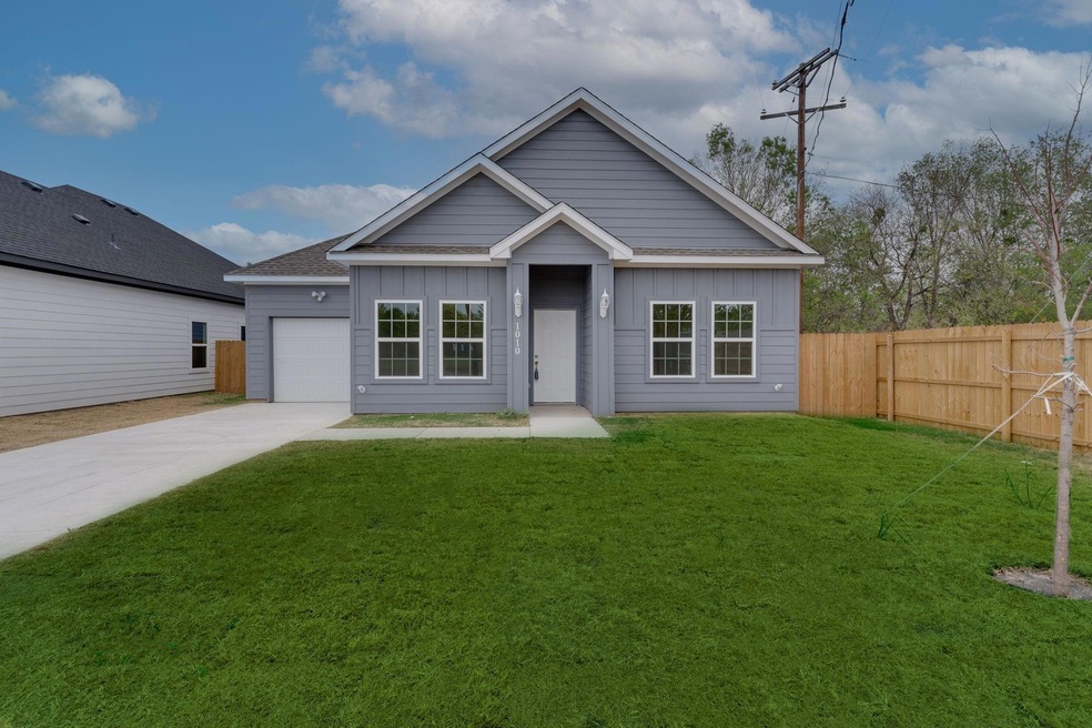 1010 S Smith St, Ennis, TX 75119 - photo 1