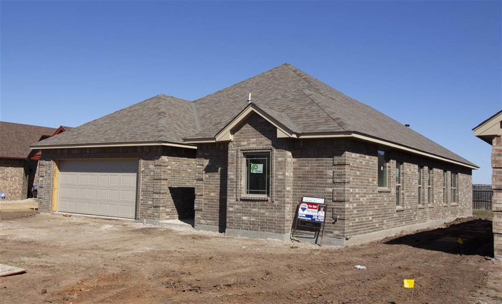 209 NW Granite Ave, Cache, OK 73527 - photo 1