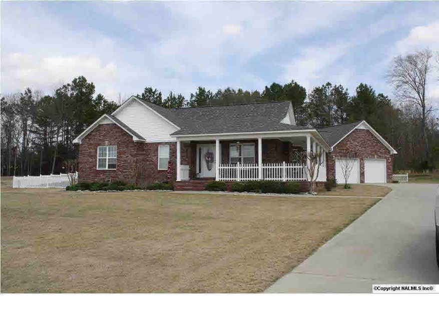 Great Family Home w/excellent Curb appeal!