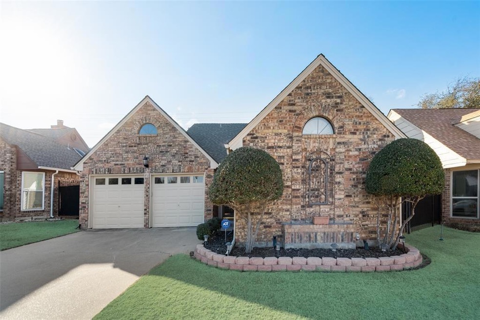 1605 Autumn Chase Square, Bedford, TX 76022 - photo 1