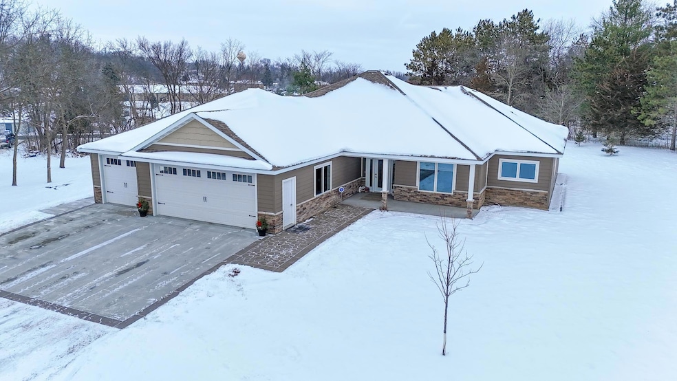 522 8th St SW, Pine Island, MN 55963 - photo 1