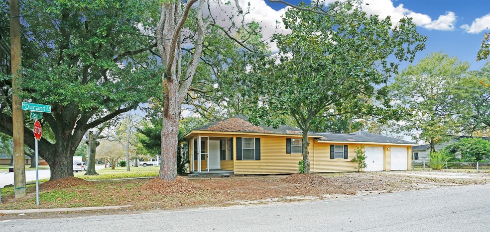 1002 W Sealy St, Alvin, TX 77511 - photo 1