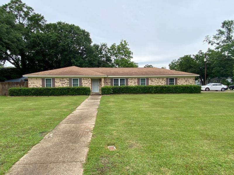 Ranch-style home with a front lawn