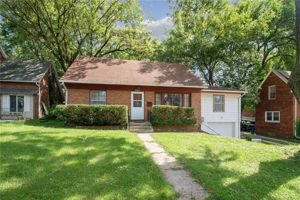 2223 E 29th St, Des Moines, IA 50317 - photo 1