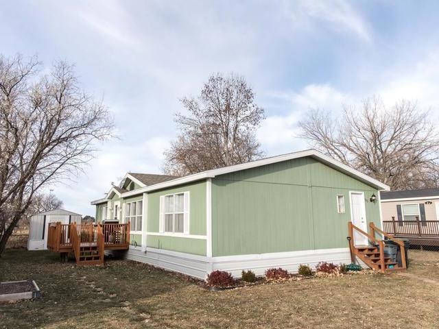 513 W Meadow Ln, Mandan, ND 58554 - photo 1