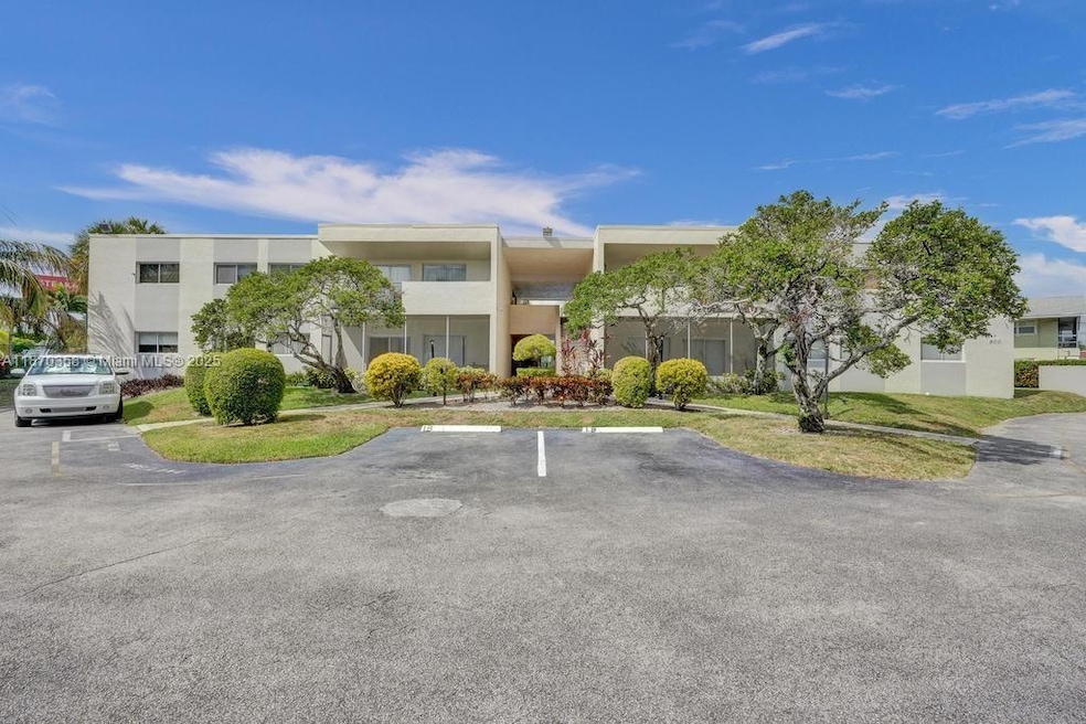 900 Crystal Lake Dr unit 2B, Pompano Beach, FL 33064 - photo 1