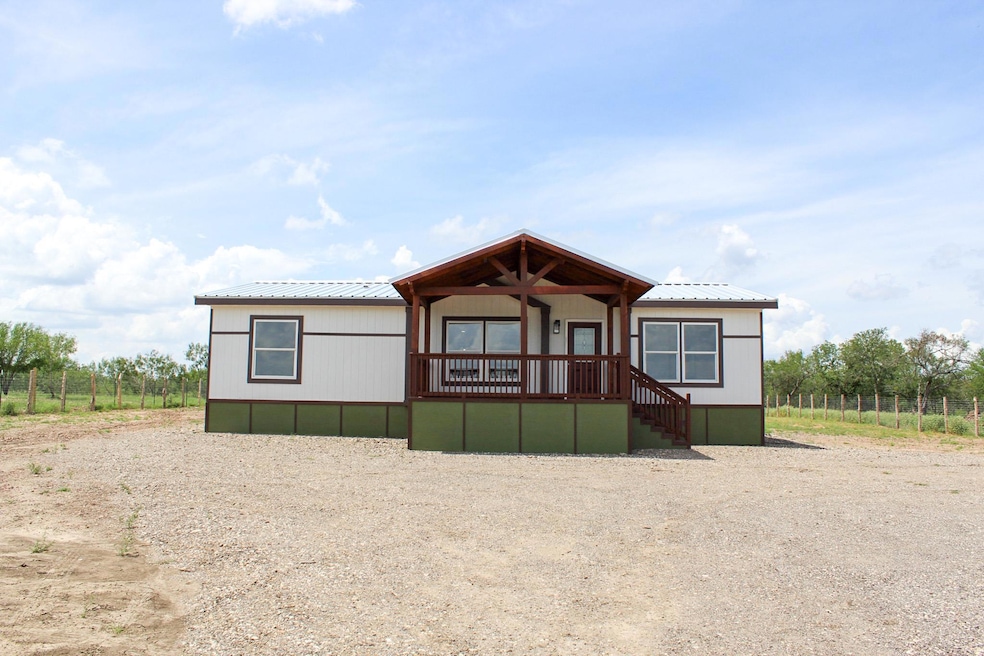 Manufactured / mobile home with covered porch and