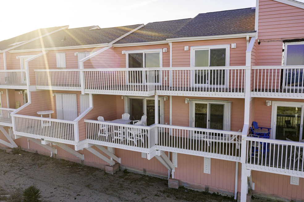 2nd Story w/Deck across the length of un