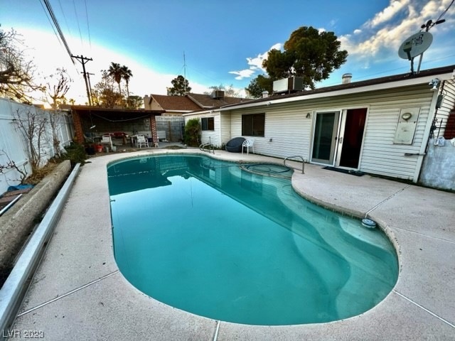Close to The Strip 4 bed house with studio and poo