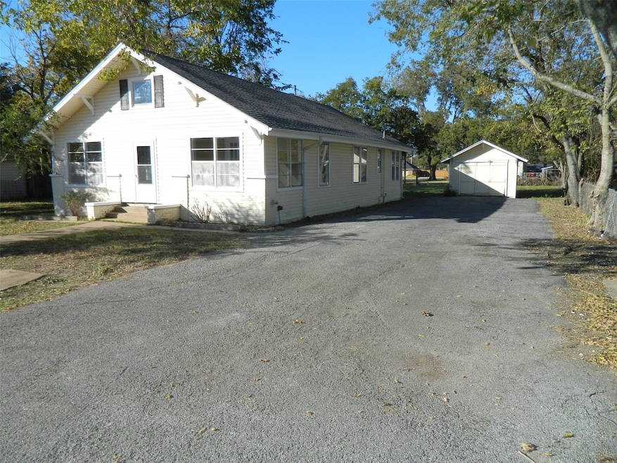 110 W Mulberry St, Leonard, TX 75452 - photo 1