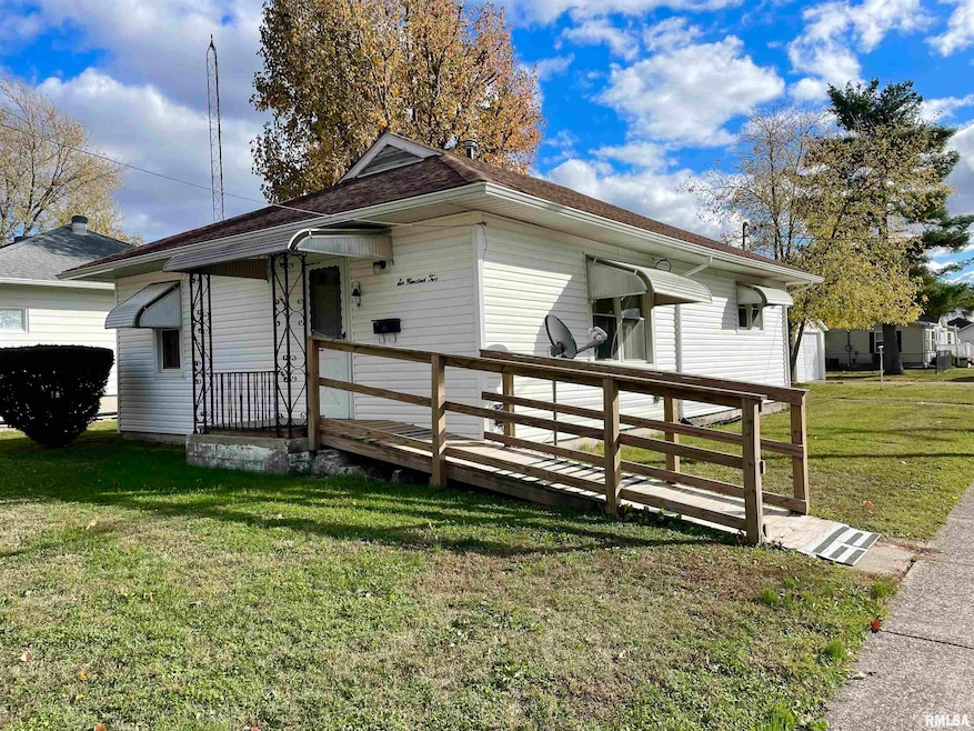 602 E Main St, Christopher, IL 62822 - photo 1