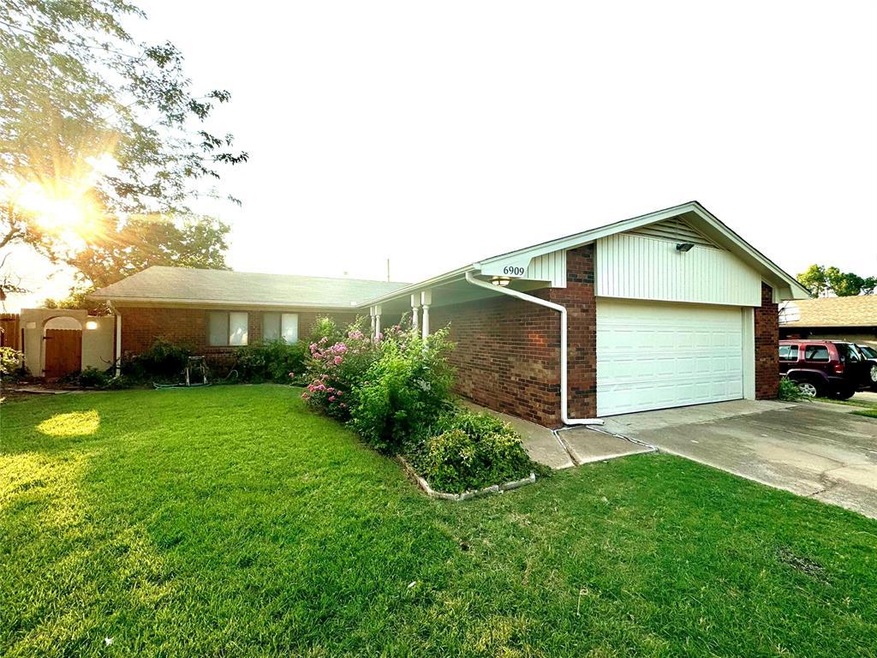 6909 N Grove Ave, Warr Acres, OK 73132 - photo 1