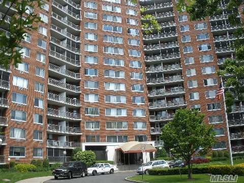 Lakeside Towers unit 5R, Bayside, NY 11361 - photo 1