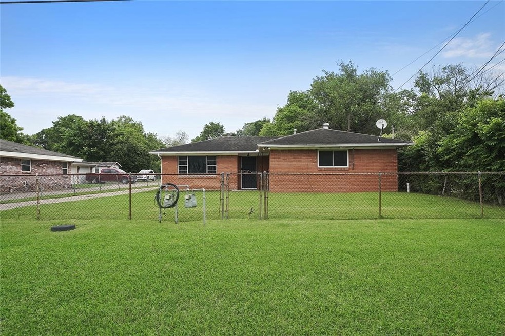 4417 A-B Bennington St, Houston, TX 77016 - photo 1