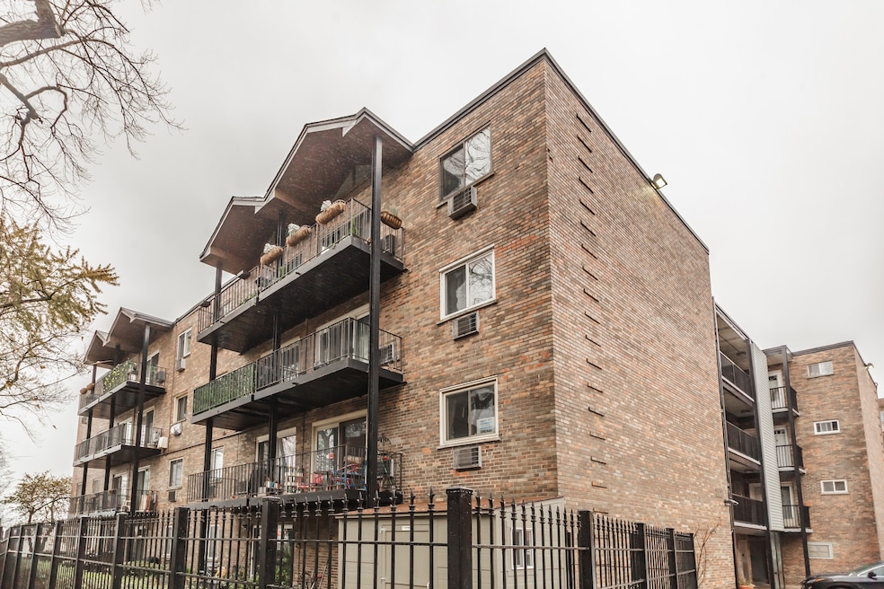 1321 W Birchwood Ave unit 309, Chicago, IL 60626 - photo 1