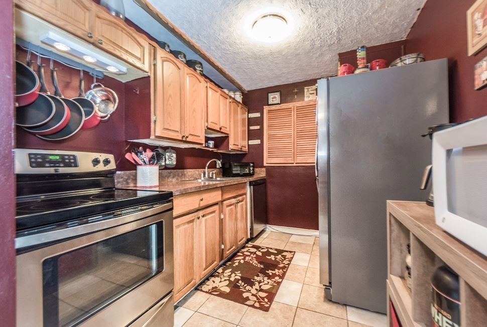 KITCHEN WITH NEW STAINLESS STEEL APPLIANCES