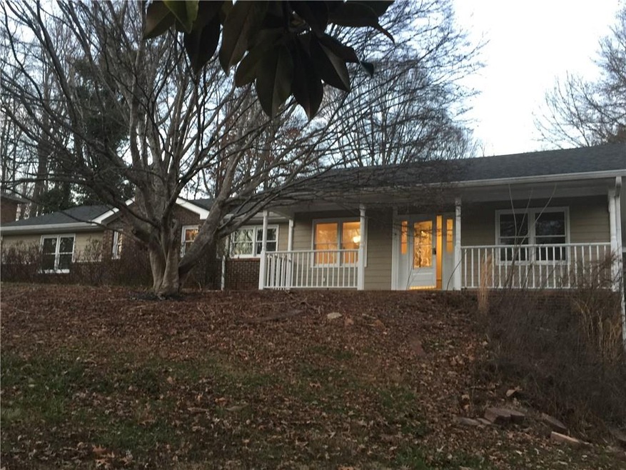INVITING HOME MINUTES FROM DOWNTOWN ROSWELL!