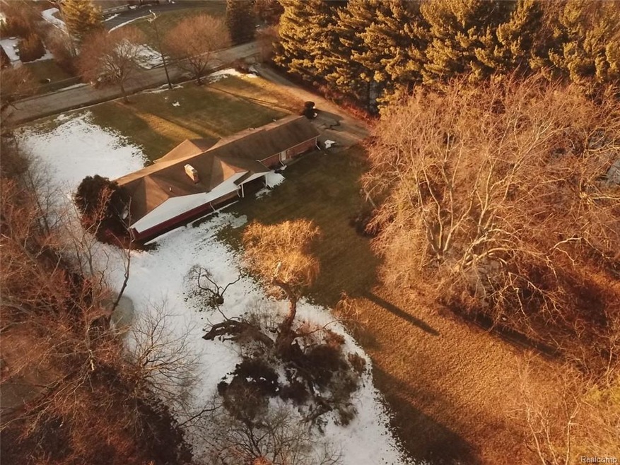 3955 Brookside Dr, Bloomfield Hills, MI 48302 - photo 1