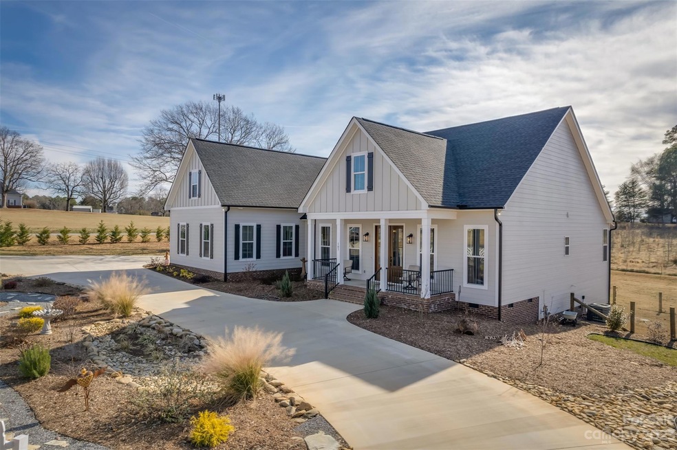 Has convenient circular drive in front