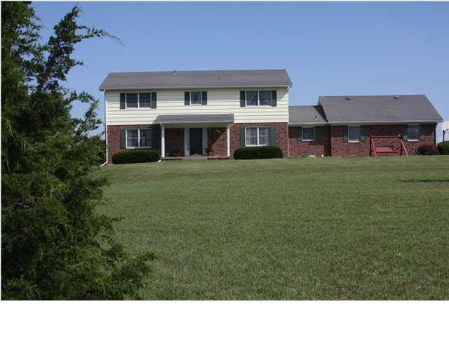 Wonderful country home sits on a hilltop, giving y