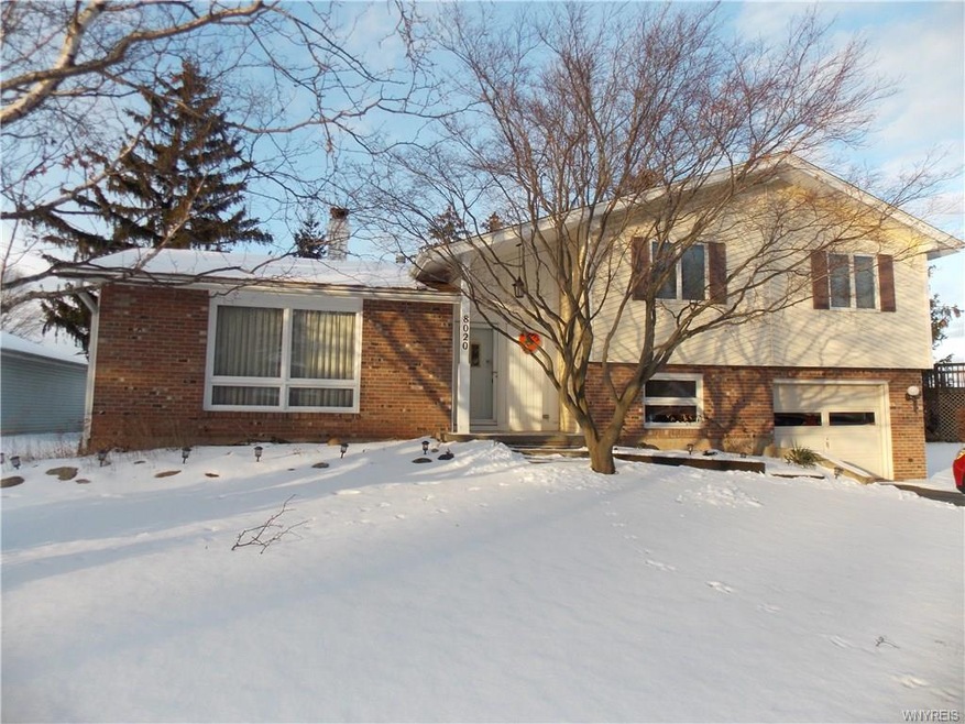 beautiful cub appeal, covered front porch