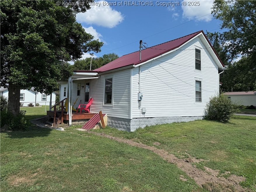 451 4th St, Mason, WV 25260 - photo 1