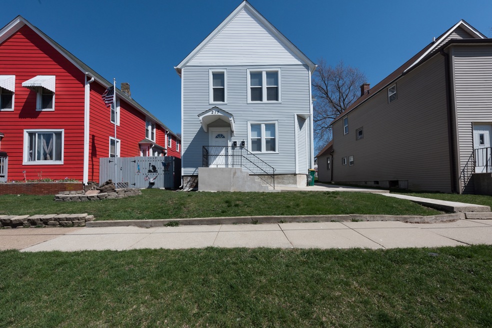 217 Sherman Place unit 2, Waukegan, IL 60085 - photo 1