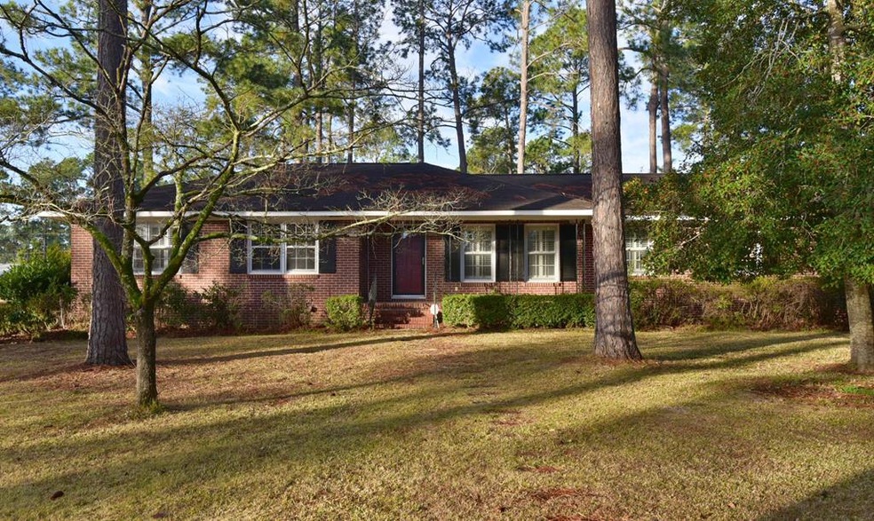 1914 W Lakeridge Dr, Albany, GA 31707 - photo 1