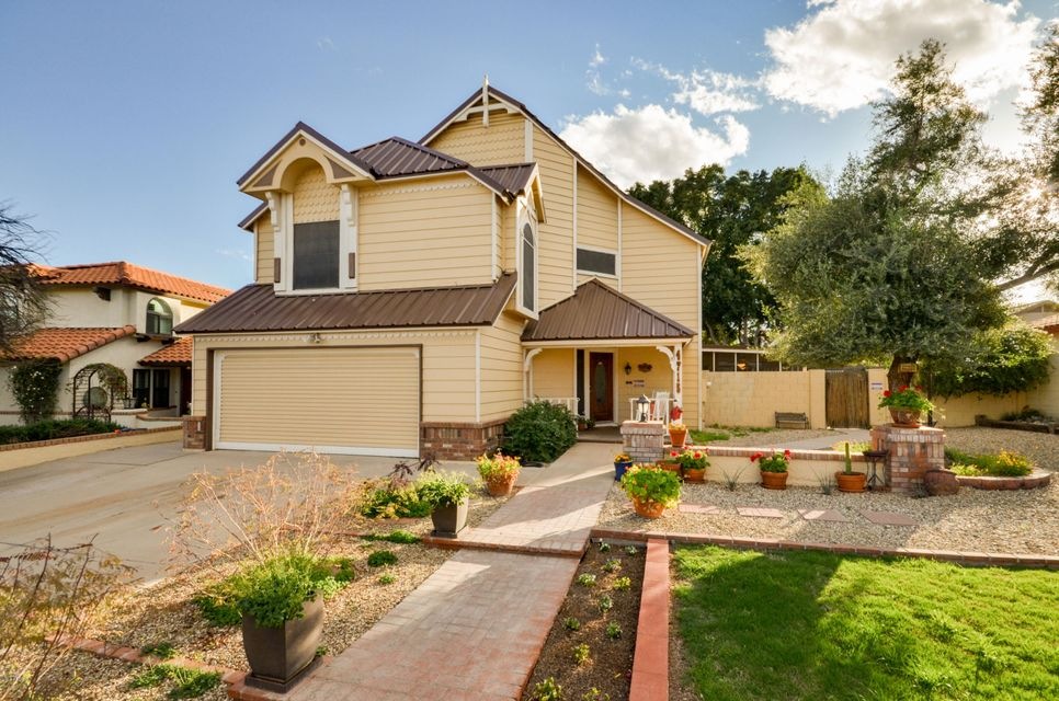 What?! A non-stucco house in Phoenix?
